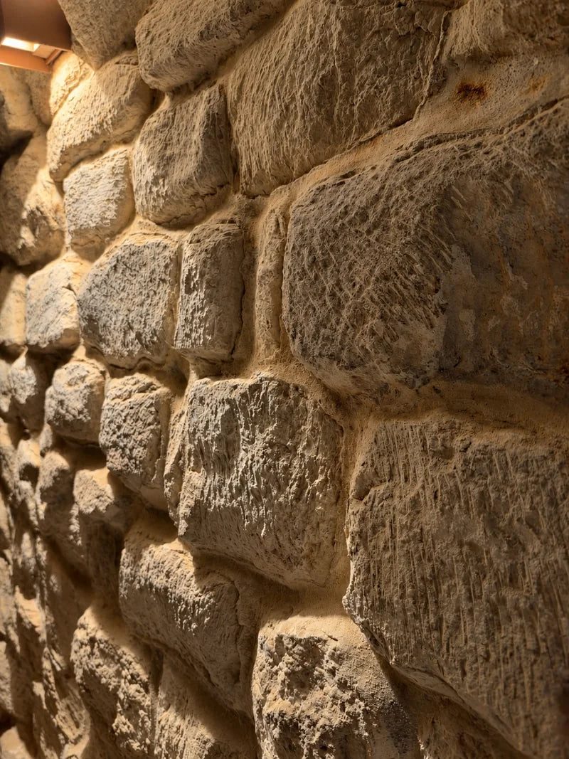 Detalle de los muros de piedra del calado de FECO